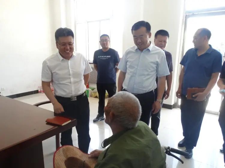 唐县县委书记邓艳学代县长孟辉走访慰问老干部老战士